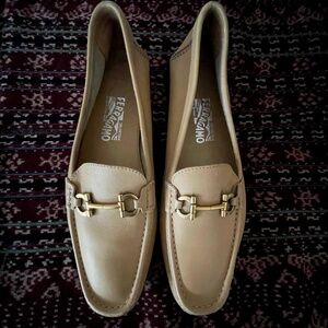 Ferragamo Pristine Never Worn Loafer w/Logo Hardware- Sz 41/10 - Light Tan/Nude